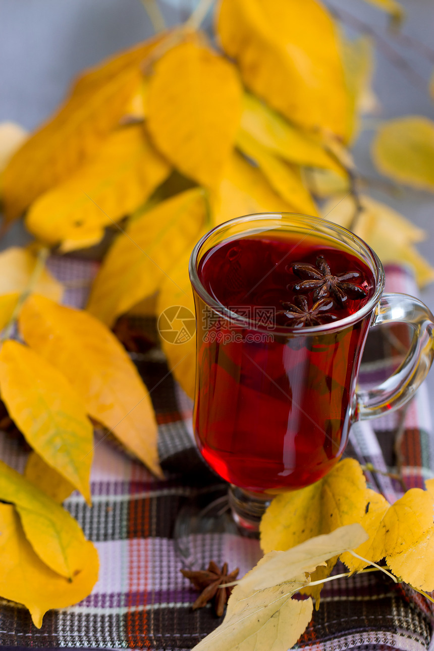 红茶和秋叶杯子叶子饮料液体八角芳香木头生活肉桂香气图片