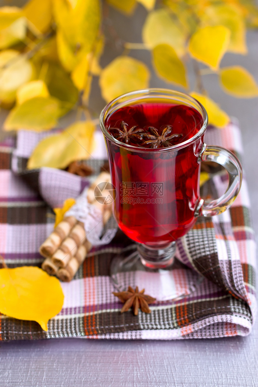 红茶和秋叶香料杯子生活芳香水果八角传统庆典玻璃桌子图片