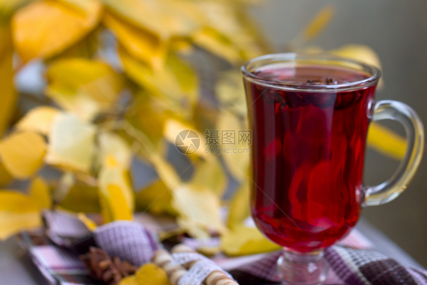 红茶和秋叶芳香庆典叶子玻璃木头传统香料八角生活杯子图片