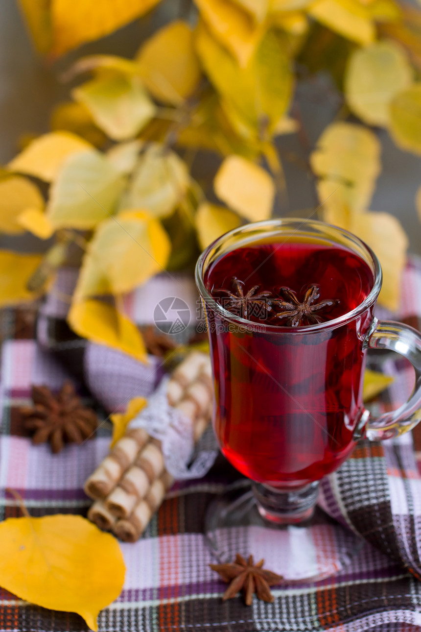 红茶和秋叶玻璃木头八角水果液体叶子杯子生活香料食物图片