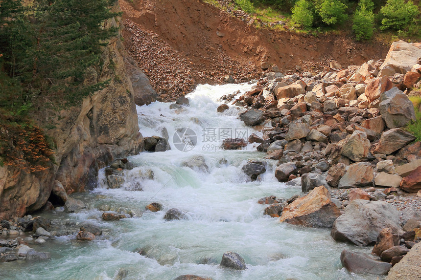 高加索山脉的瀑布岩石溪流风景山脉荒野悬崖场景图片