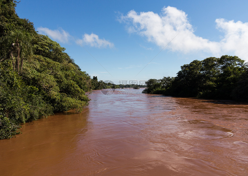 通往伊瓜苏瀑布的河棕色流动旅行丛林风景洪水地标全景热带瀑布图片