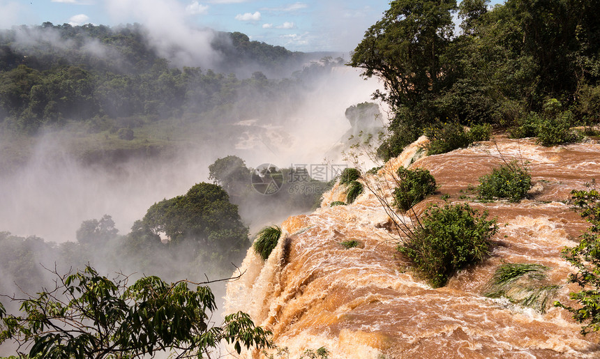 通往伊瓜苏瀑布的河森林风暴公园瀑布旅行旅游丛林全景地标棕色图片