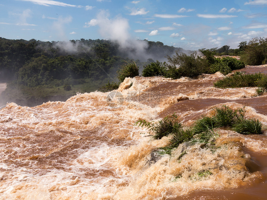 通往伊瓜苏瀑布的河丛林流动地标全景热带风暴棕色森林洪水旅游图片