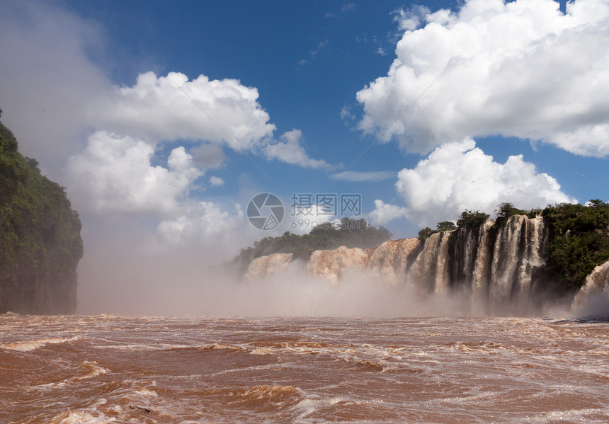 通往伊瓜苏瀑布的河地标洪水森林热带旅游风景公园流动全景丛林图片