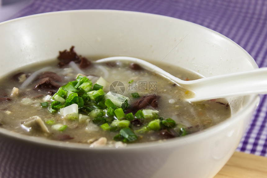 传统泰国风格食物牛肉面条蔬菜猪肉图片