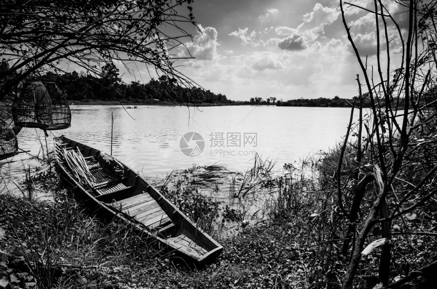 河船和天空土地乡村池塘蓝色农村生态绿色环境图片