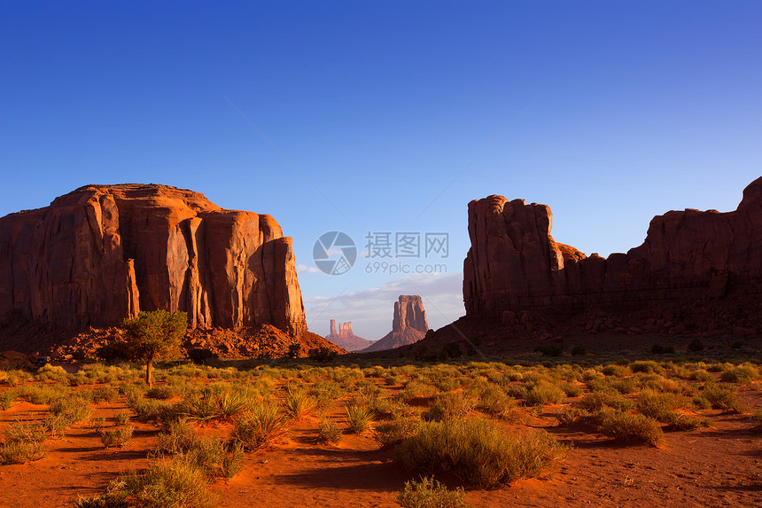 纪念碑谷北窗景犹他州沙漠峡谷地质学干旱石头编队砂岩日落旅游公园图片