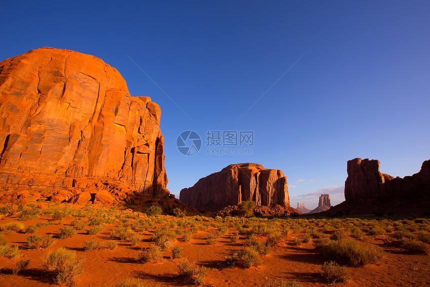 纪念碑谷北窗景犹他州蓝色地标峡谷窗户橙子地平线岩石旅游干旱太阳图片