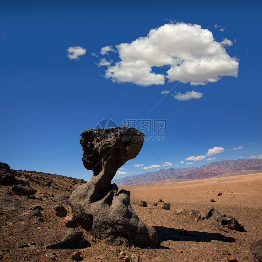 死谷国家公园加利福尼亚州石块形成物地质学石头荒地土地蓝色岩石天空沙漠气候干旱图片