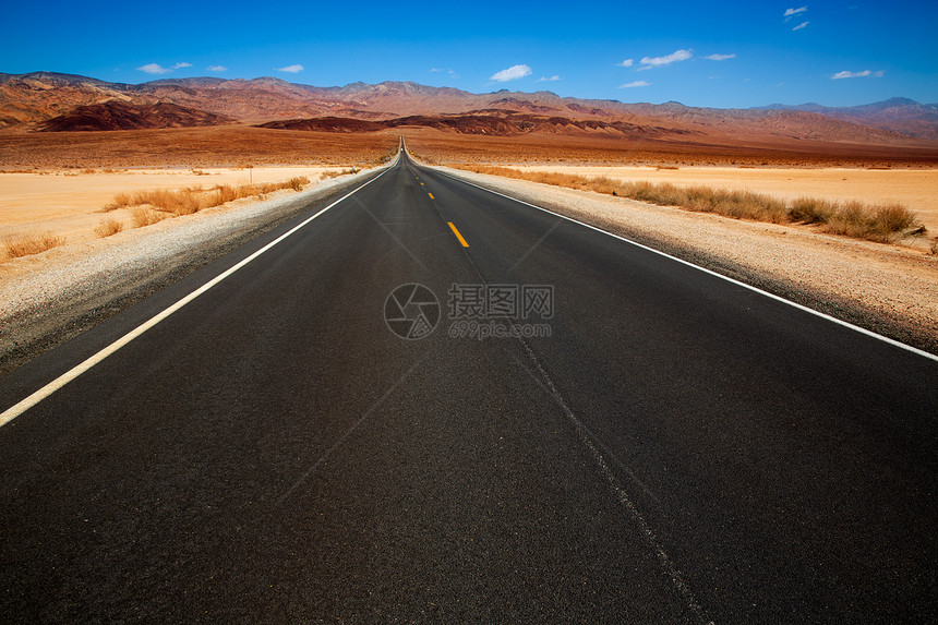 沙漠国家公园死亡谷直径道路公园晴天旅行干旱国家气候水泥天空蓝色黏土图片