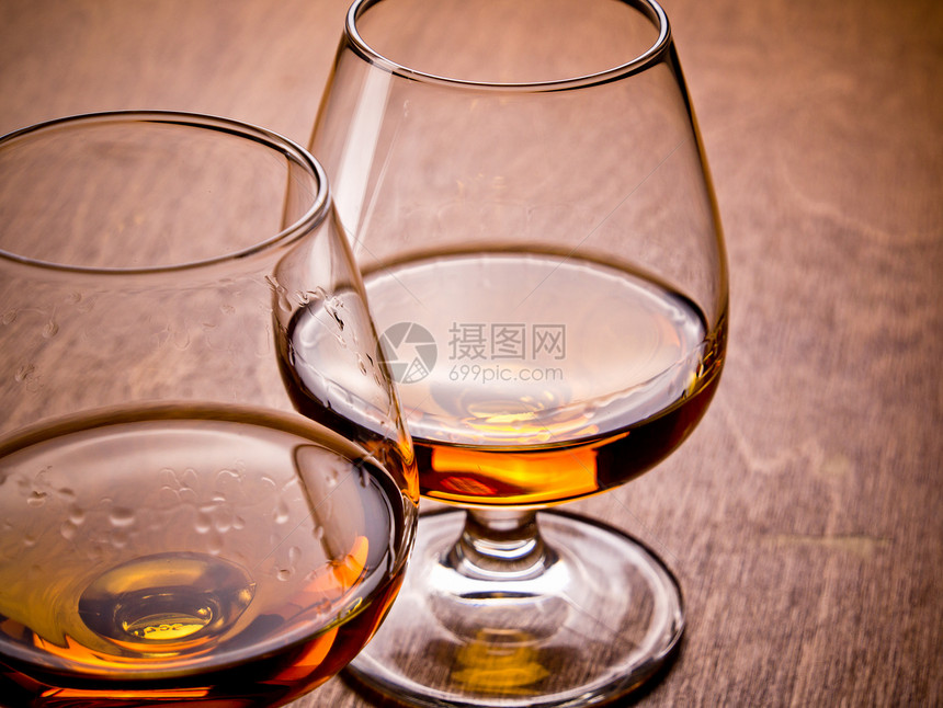 白兰地酒吧木头桌子玻璃酒精棕色图片