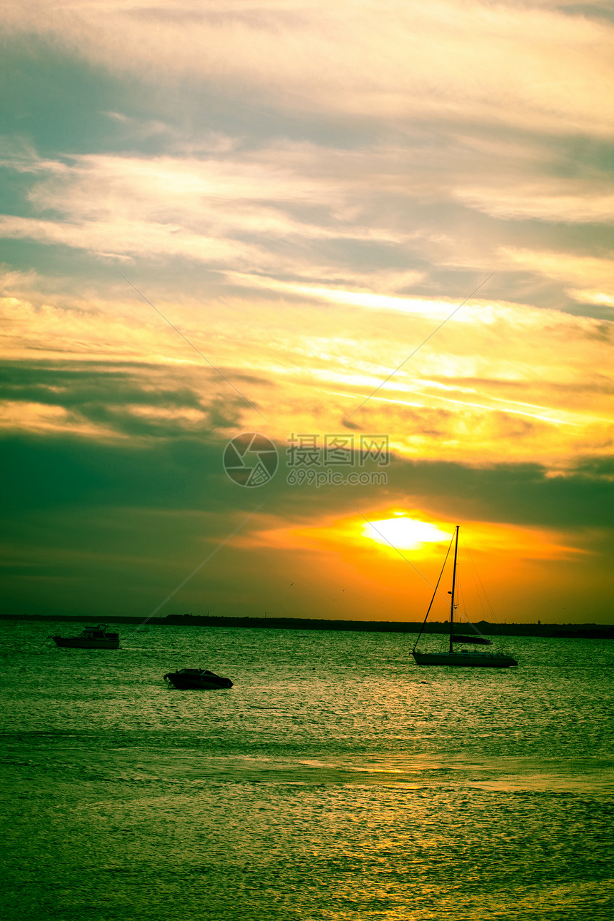 美丽的海日落热带太阳地平线游客橙子反射游艇帆船天空日出图片