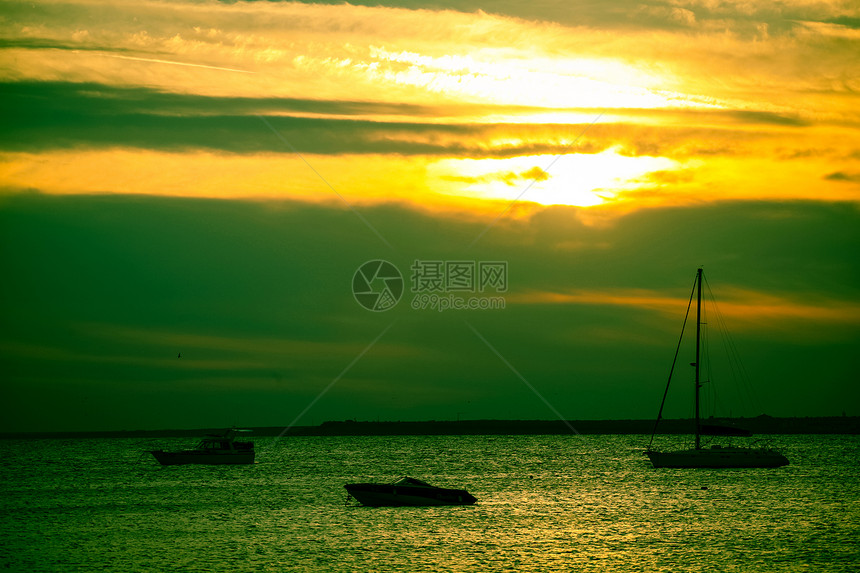 美丽的海日落海洋海浪太阳日出航行游客天空旅行橙子帆船图片