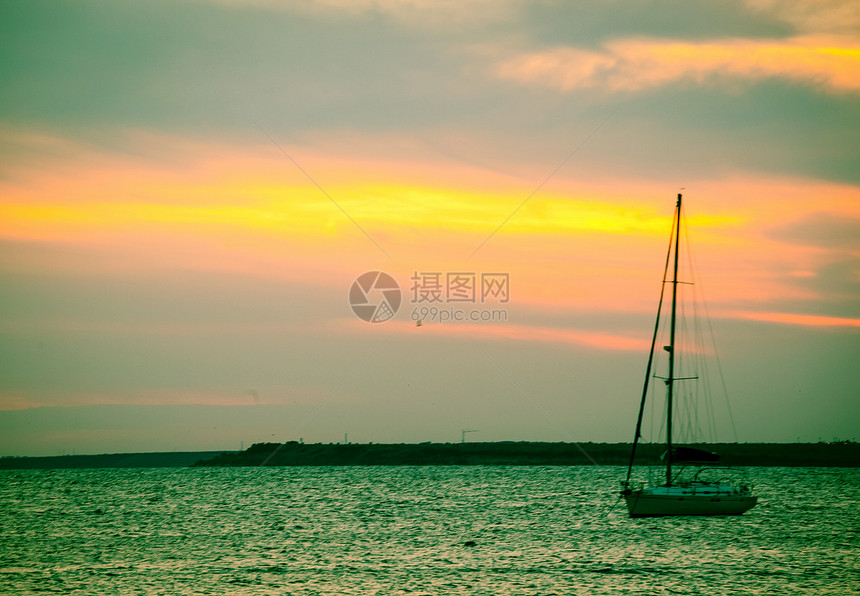 美丽的海日落海浪日出橙子航行帆船反射天空地平线旅行游客图片