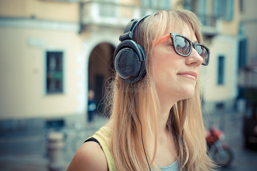 听音乐的美丽金发美女音乐太阳镜金发女郎女士街道耳机潮人玩家城市幸福图片