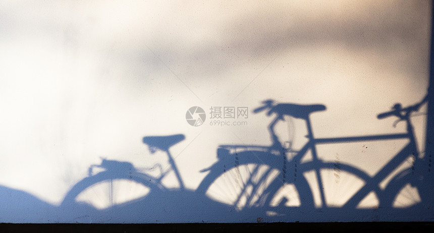 墙上停靠的自行车阴影图片