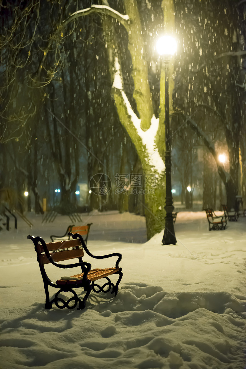 公园里的红色长凳天气长椅冻结风景旅行城市暴风雪小路季节灯笼图片