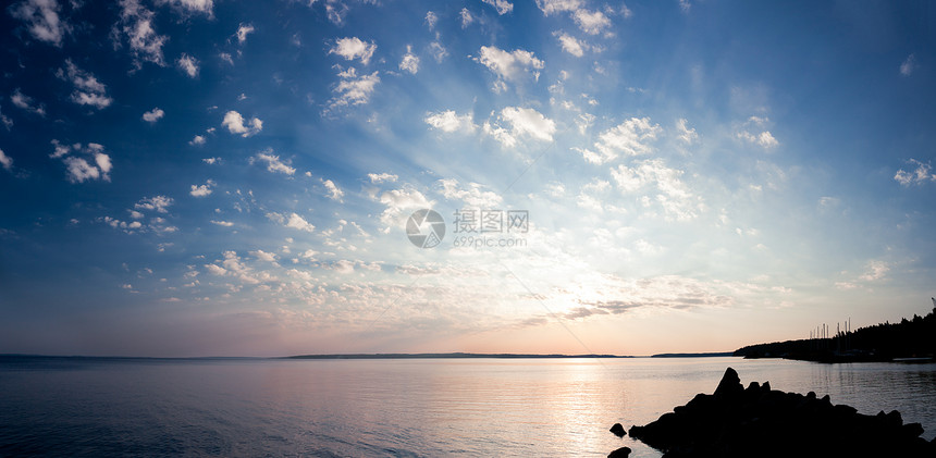 清静日出湖云全景图片