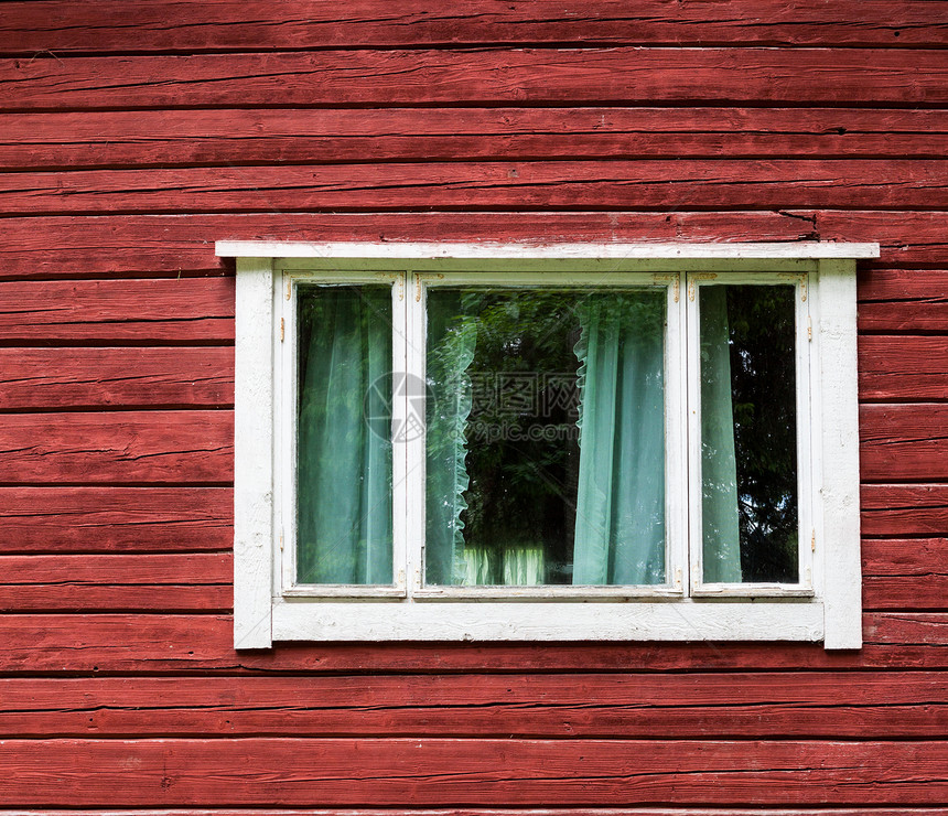 红木屋的窗户图片