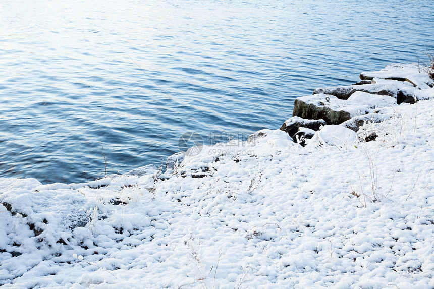雪雪与水和平景观图片