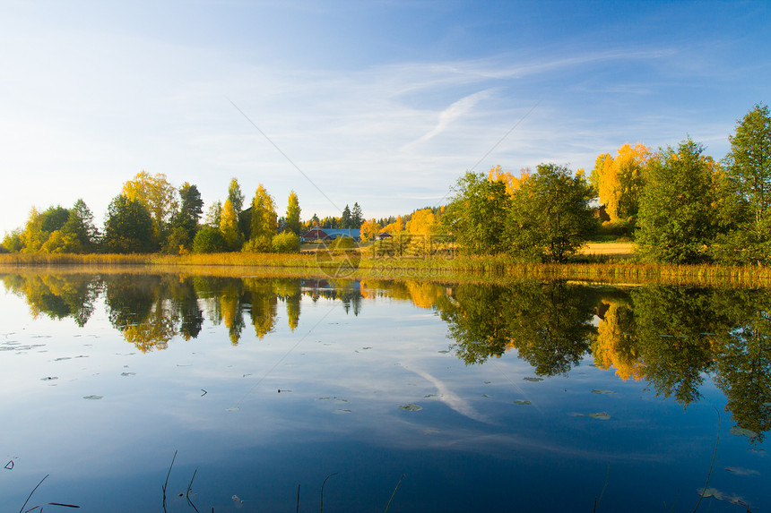 清晨的秋冬水景美丽的颜色图片