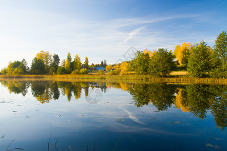 清晨的秋冬水景美丽的颜色背景图片