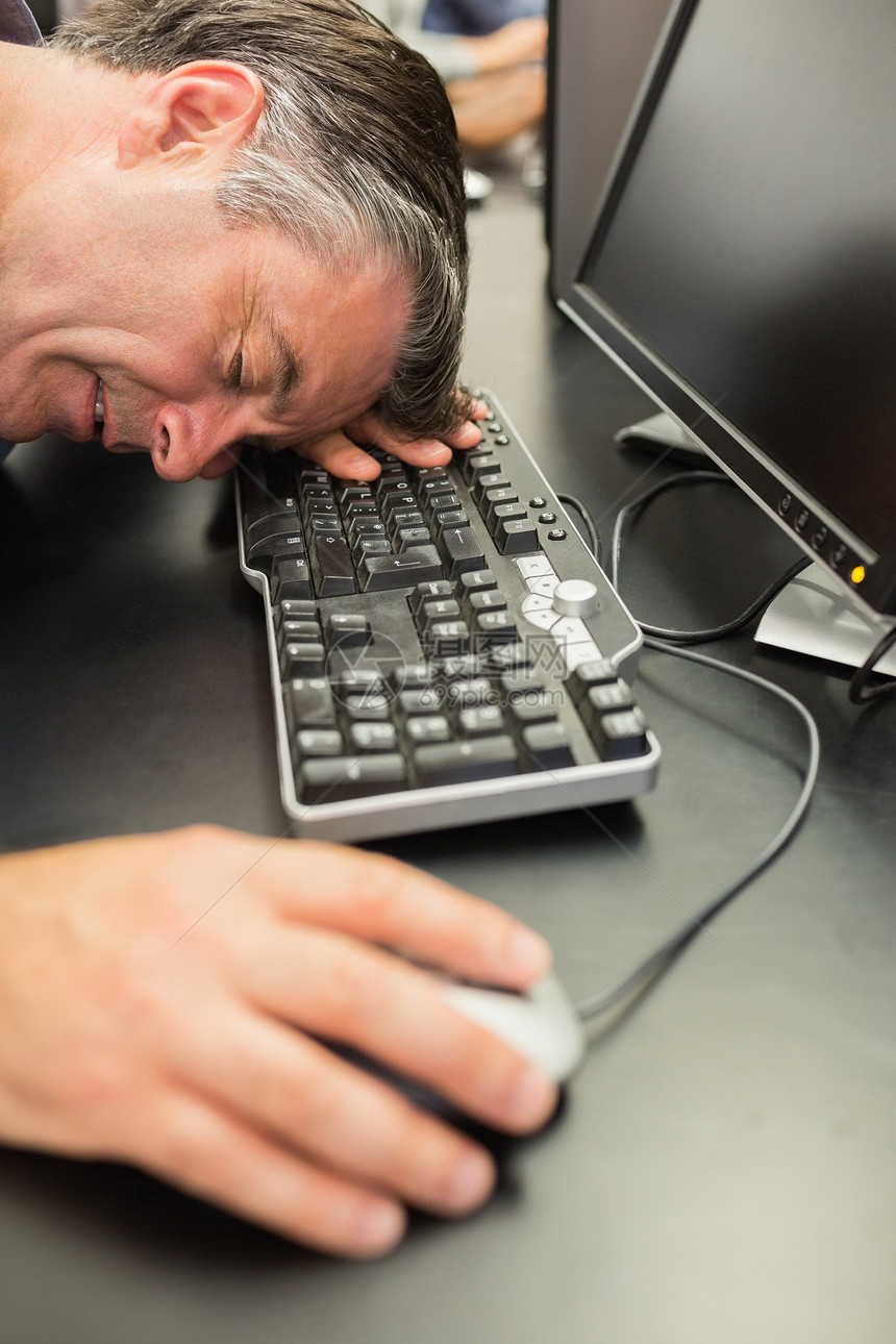 男人睡在键盘上图片