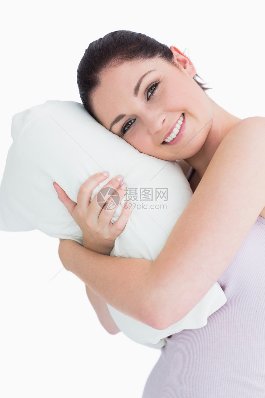 微笑的女人醒在枕头上黑眼睛棕色女性头发睡衣女士眼睛黑发软垫快乐图片