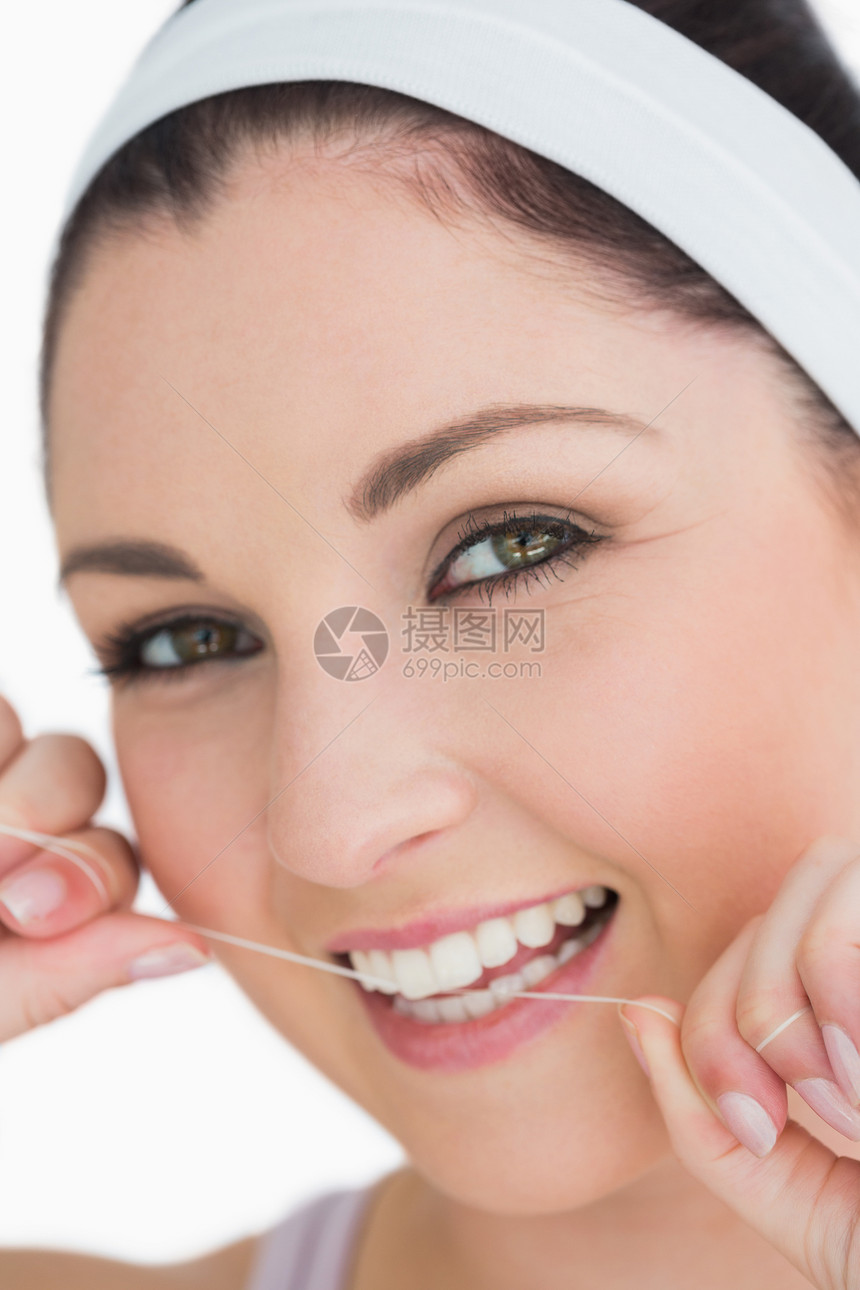 使用牙科牙线的快乐妇女图片
