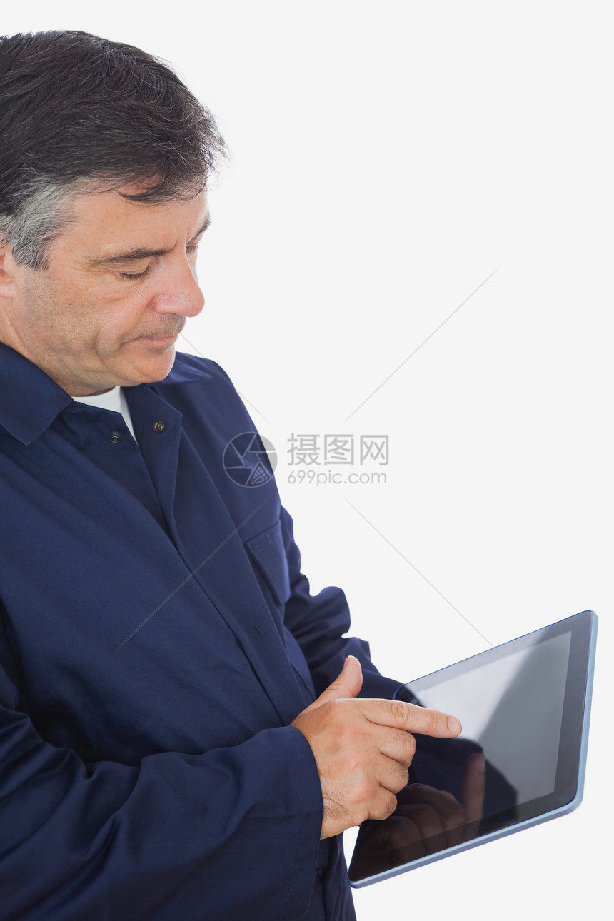 使用平板电脑的机械服务职业男性工作屏幕头发触摸屏修理工白发体力劳动者图片