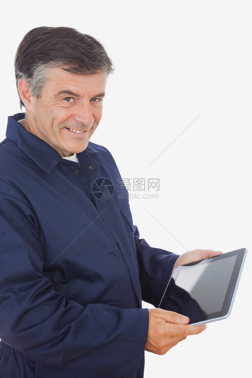 手持数码平板电脑的快乐机工制服机械屏幕工作男性体力劳动者服务触摸屏修理工头发图片