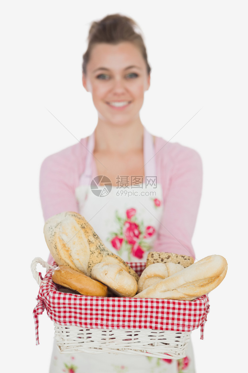 带面包篮的快乐少女图片