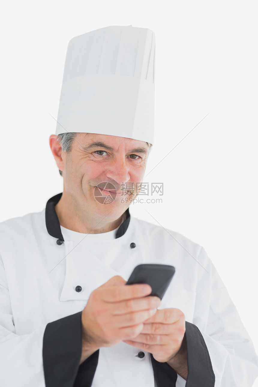 快乐的厨师手持手机肖像图片