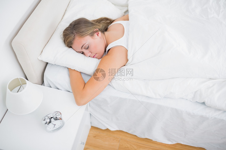 睡着的宁静女性的高角图片