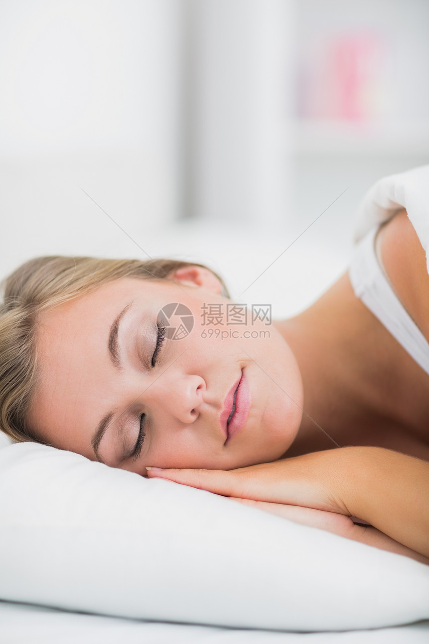 梦中女人的肖像休息坐垫午睡女性就寝金发金发女郎女士睡眠卧室图片