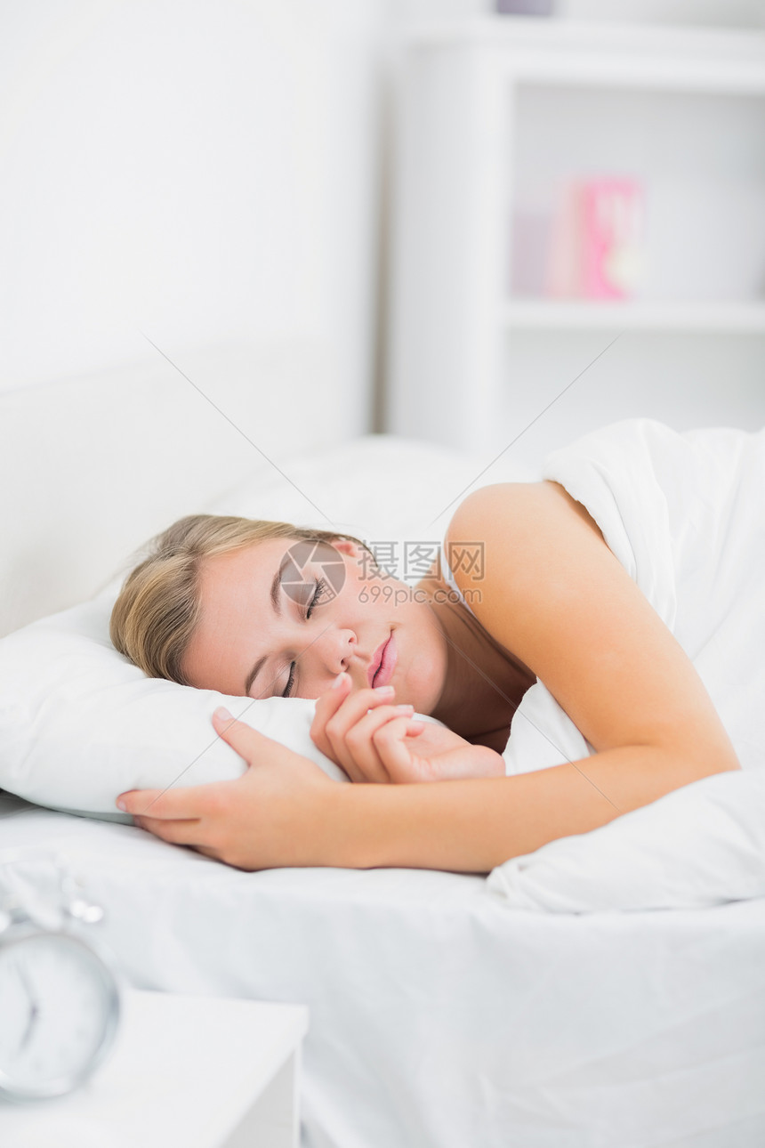 睡着的宁静女人的肖像图片