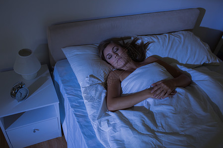 睡在夜间的平静妇女高清图片