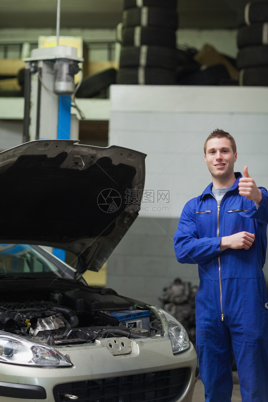 用汽车牵动拇指的机械兜帽车辆服务工作服手势修理工职业男人引擎车库图片