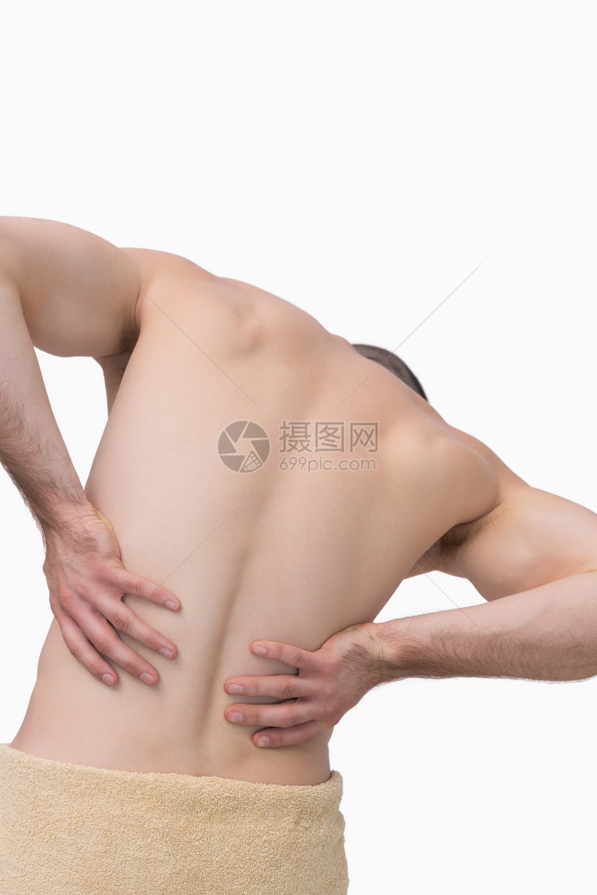 背部疼痛的无上衣男子的近视保健身体男性卫生男人双手背痛肌肉膀子毛巾图片