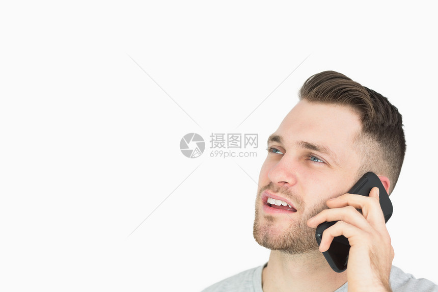 使用移动电话对年轻人进行近距离检查电话手机互动沟通男性头发棕色男人图片