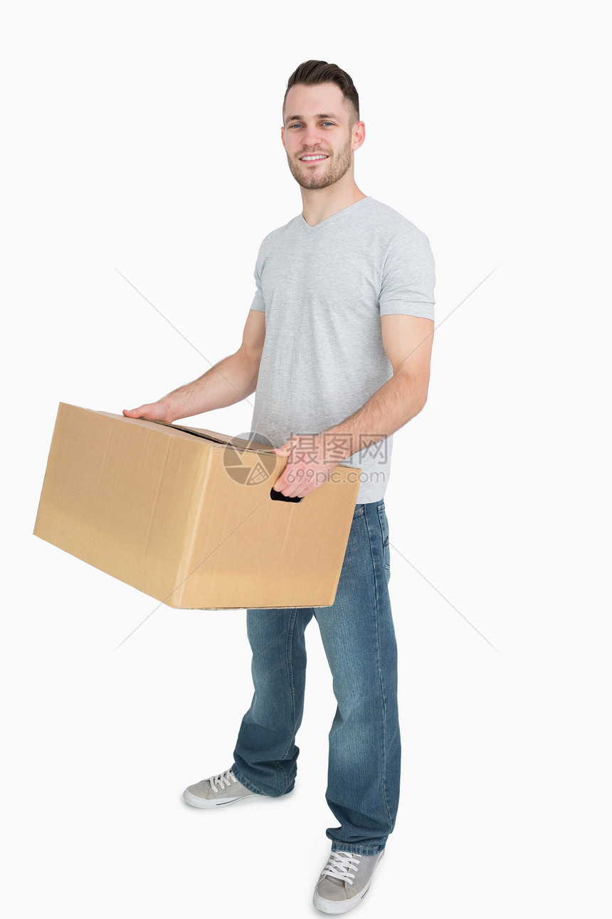 携带纸板盒的青年男子肖像牛仔裤服务牛仔布搬迁家庭生活送货员男人幸福男性快递图片