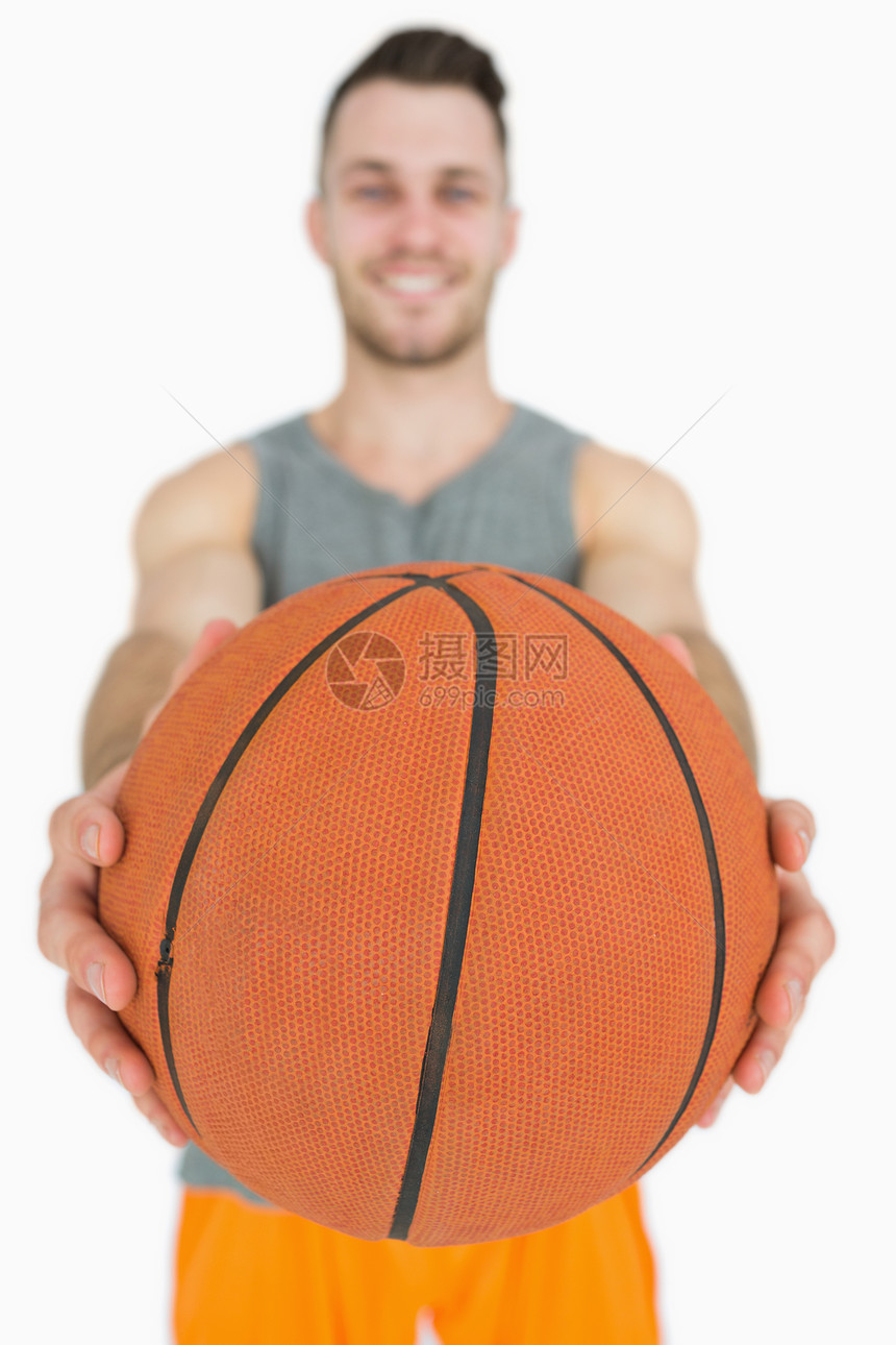 快乐的年轻男子拿着篮球的肖像男性活动运动员闲暇男人运动微笑游戏图片