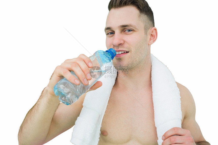 人用水用毛巾围着颈部饮水的肖像膀子运动训练身体男人男性水壶肌肉图片