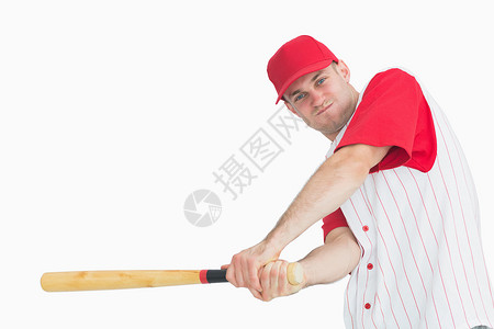年轻棒球运动员挥棒球棒的肖像背景图片