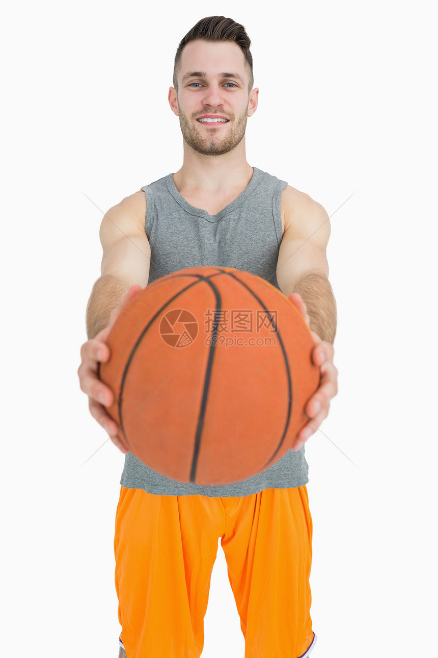 快乐的年轻男子拿着篮球的肖像闲暇活动游戏运动员微笑运动男性男人图片