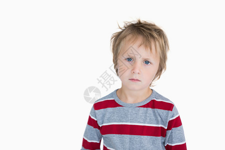 可爱男孩的肖像浅色条纹金发头发男性男生童年金发女郎背景图片
