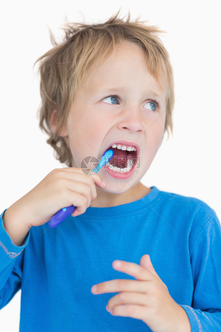 年轻男孩在刷牙头发卫生口腔牙齿金发男生金发女郎牙刷健康童年图片