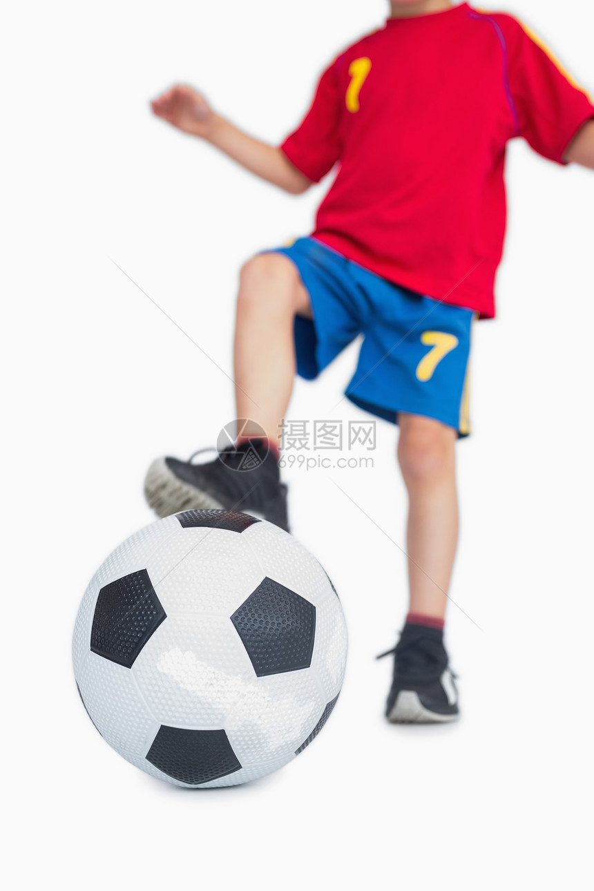脚踏足球球的男孩图片