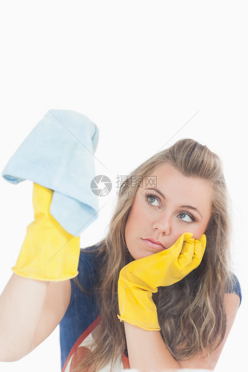 穿黄色手套的年轻女仆 用喷尘器图片